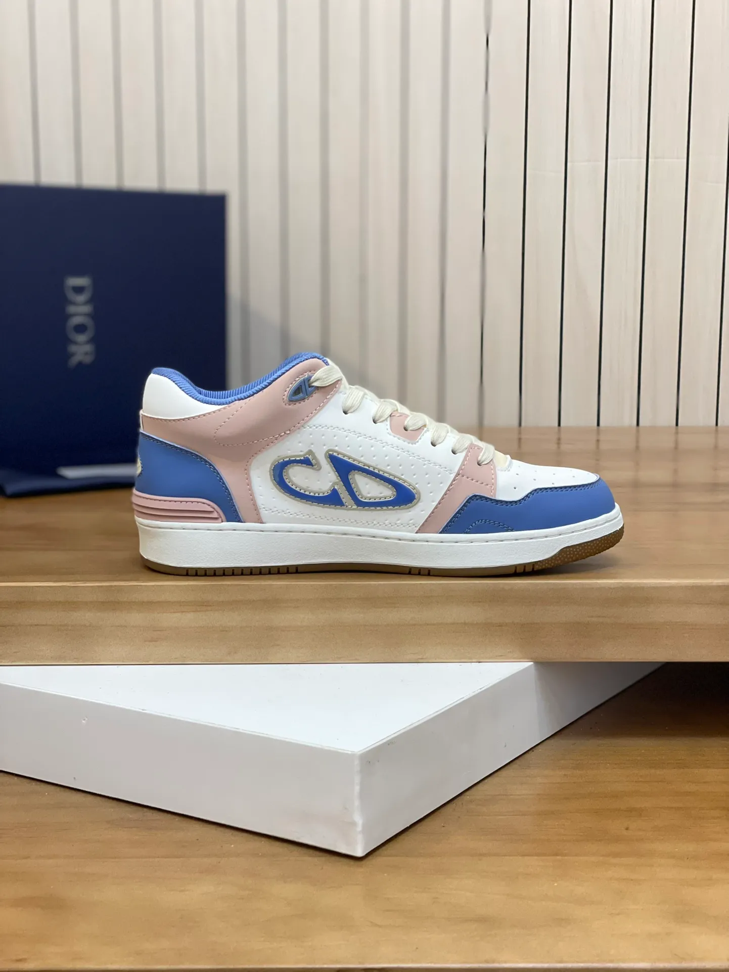 Men's shoes: 💰P440¥ Product trademark: Dior* "Dior*" high-top casual shoes Regular size: 38-44 (can be customized to 45.46) Product materials: Upper imported cowhide stitched with original fabric, breathable lining, original outsole. Number: 1006